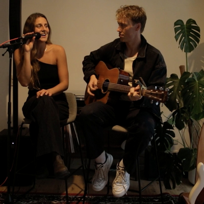 Jessie and Tim, musical duo in Kingscliff, photo 2
