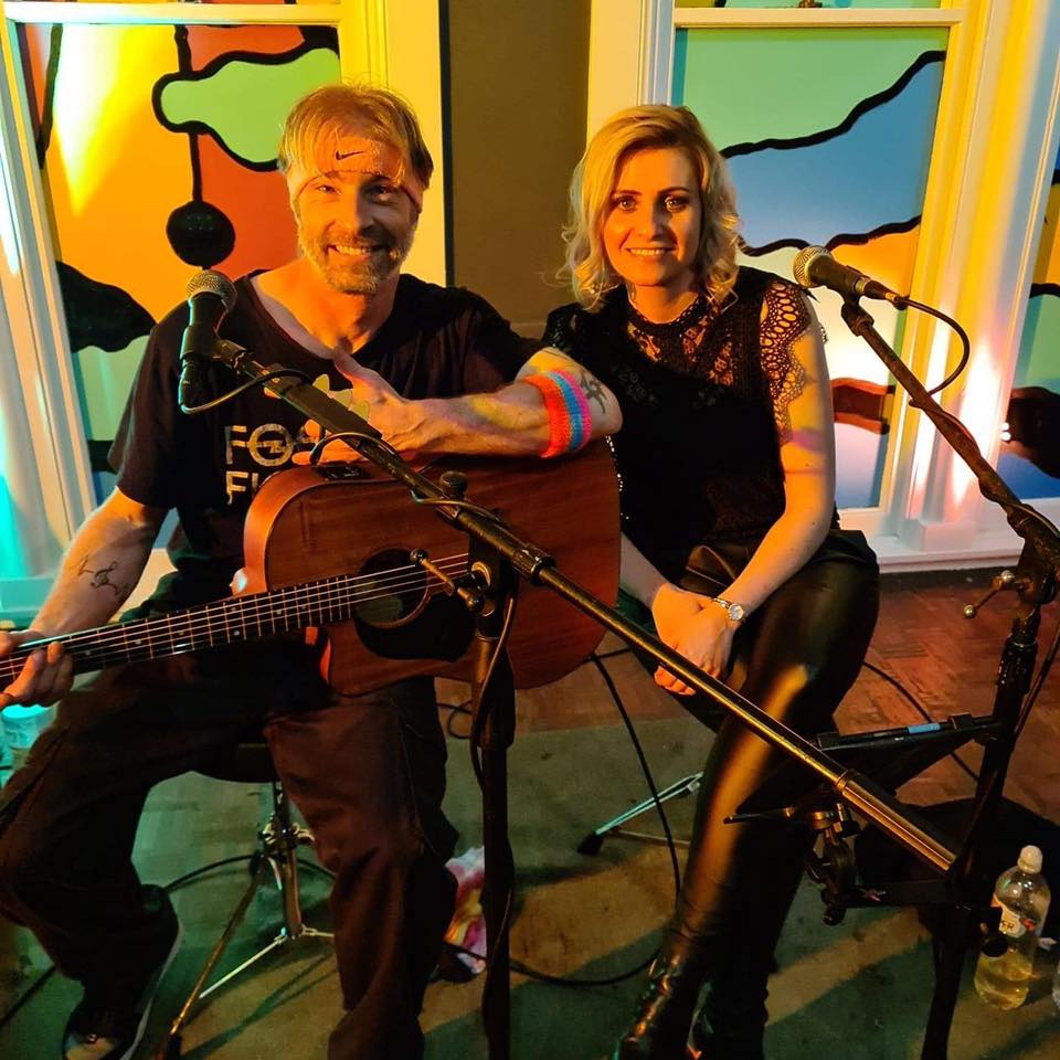 Lez & Nae, musical duo in Lithgow
