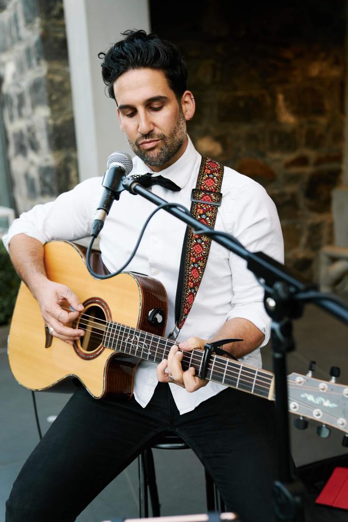 Andrew Rozen, acoustic guitar and singer solo in Melbourne