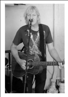 Brian Robinson, acoustic guitar and singer solo in Melbourne, photo 2