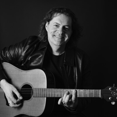 Mark Hughes, acoustic guitar and singer solo in Melbourne, photo 2