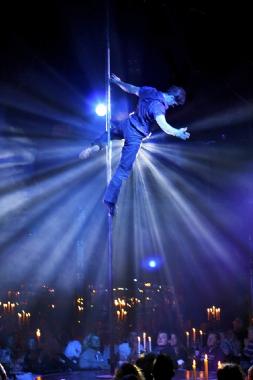 Capricious Chinese Pole, acrobat in Melbourne, photo 2