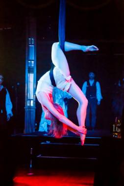 Hannah Trott, aerialist in Melbourne, photo 2
