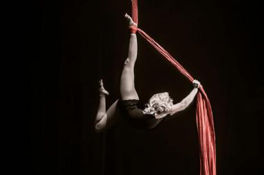 Vicky Aisha Blackthorn, aerialist in Melbourne, photo 2