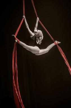 Vicky Aisha Blackthorn, aerialist in Melbourne, photo 3