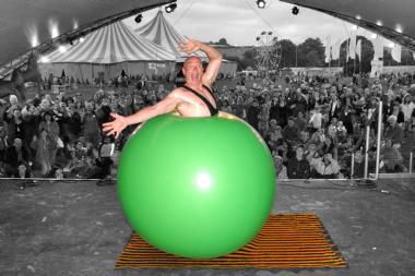 Bruce Airhead, character comedian in Melbourne, photo 2