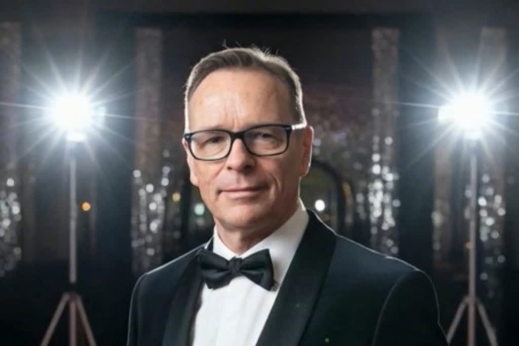 Frankie Davis Junior, crooner in Melbourne