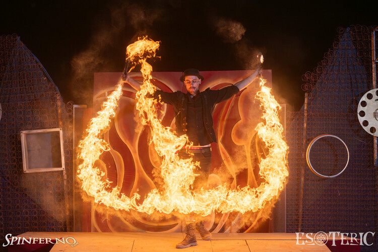 Callista Azaleah, fire performer in Melbourne, photo 3