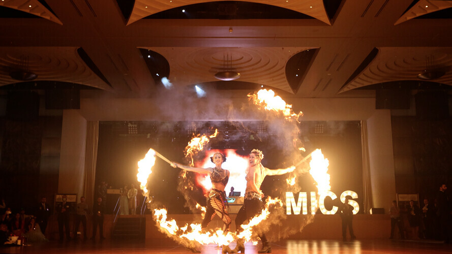 Mari-ko Firetwirler, fire performer in Melbourne, photo 3
