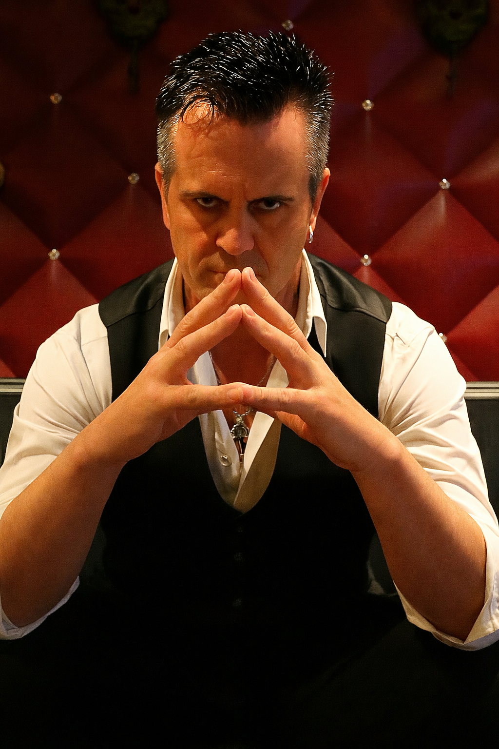 Duck Cameron Conjuror, illusionist magician in Melbourne