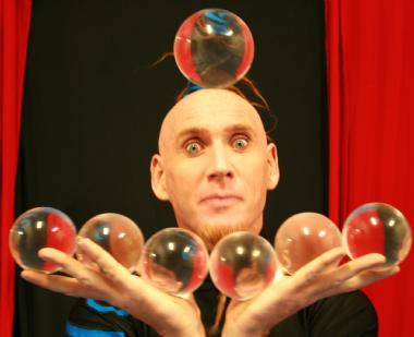 Mister Om, juggler in Melbourne