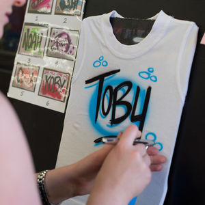 Live Airbrushed Graffiti Caps/T-shirts, body painting in Melbourne, photo 2