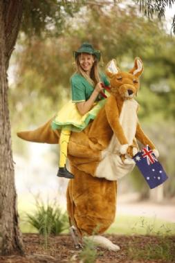 Jill-A-Roo, roving entertainer in Melbourne, photo 2