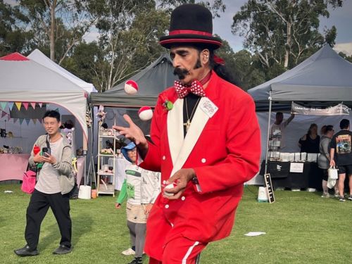 Fun arts creative entertainment, roving entertainer in Melbourne