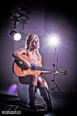 Cielo Miranda, singer-songwriter in Melbourne, photo 2