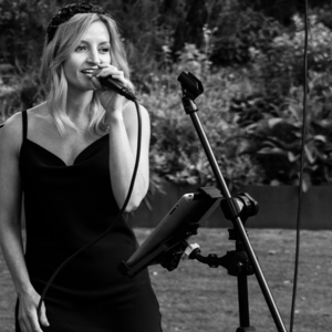 Cara Jane, pianist and singer solo in Melbourne, photo 2