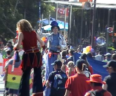Two Tall Club, stilt walker in Melbourne, photo 2