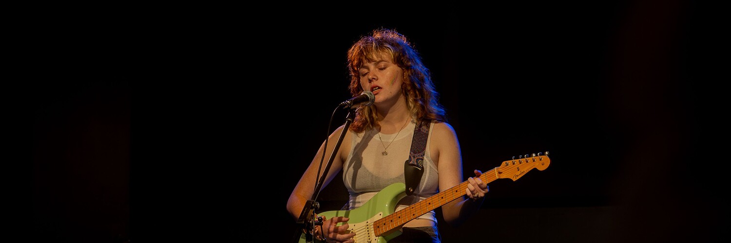 Sarah Sinclair, singer-songwriter in Merimbula, photo 2