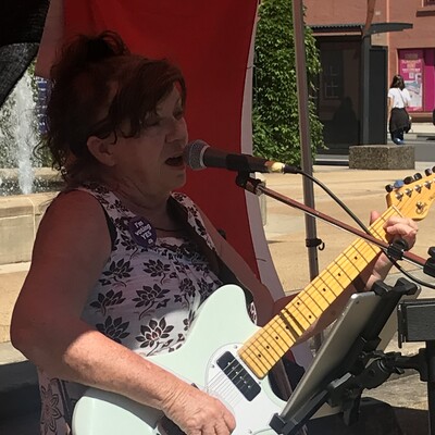 Kaz Davies, musical duo in Newcastle, photo 2