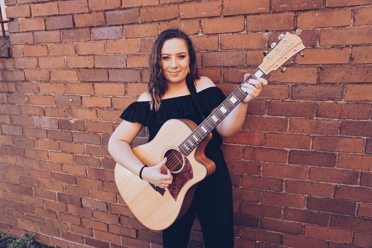 Suzie Baxter, singer-songwriter in Newcastle, photo 3