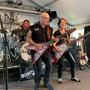 Bounty Hunters, cover band in Newcastle, photo 2