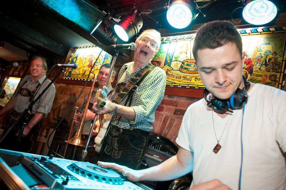 DJ Pinball, wedding band in Regional NSW, photo 2