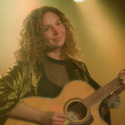 Lucie Glang, singer-songwriter in Ocean Shores, photo 2