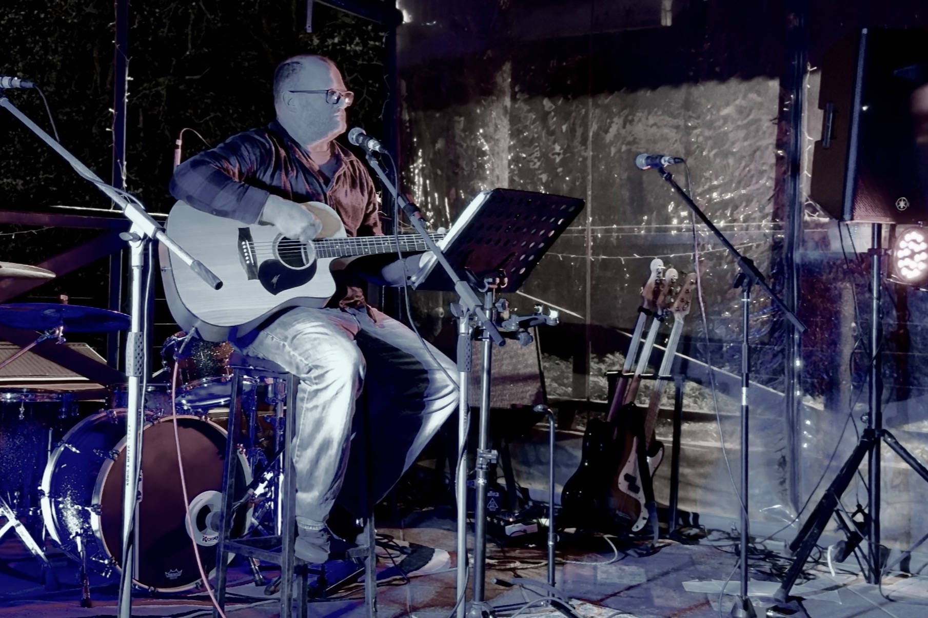 Gavin McDiven, acoustic guitar and singer solo in Perth