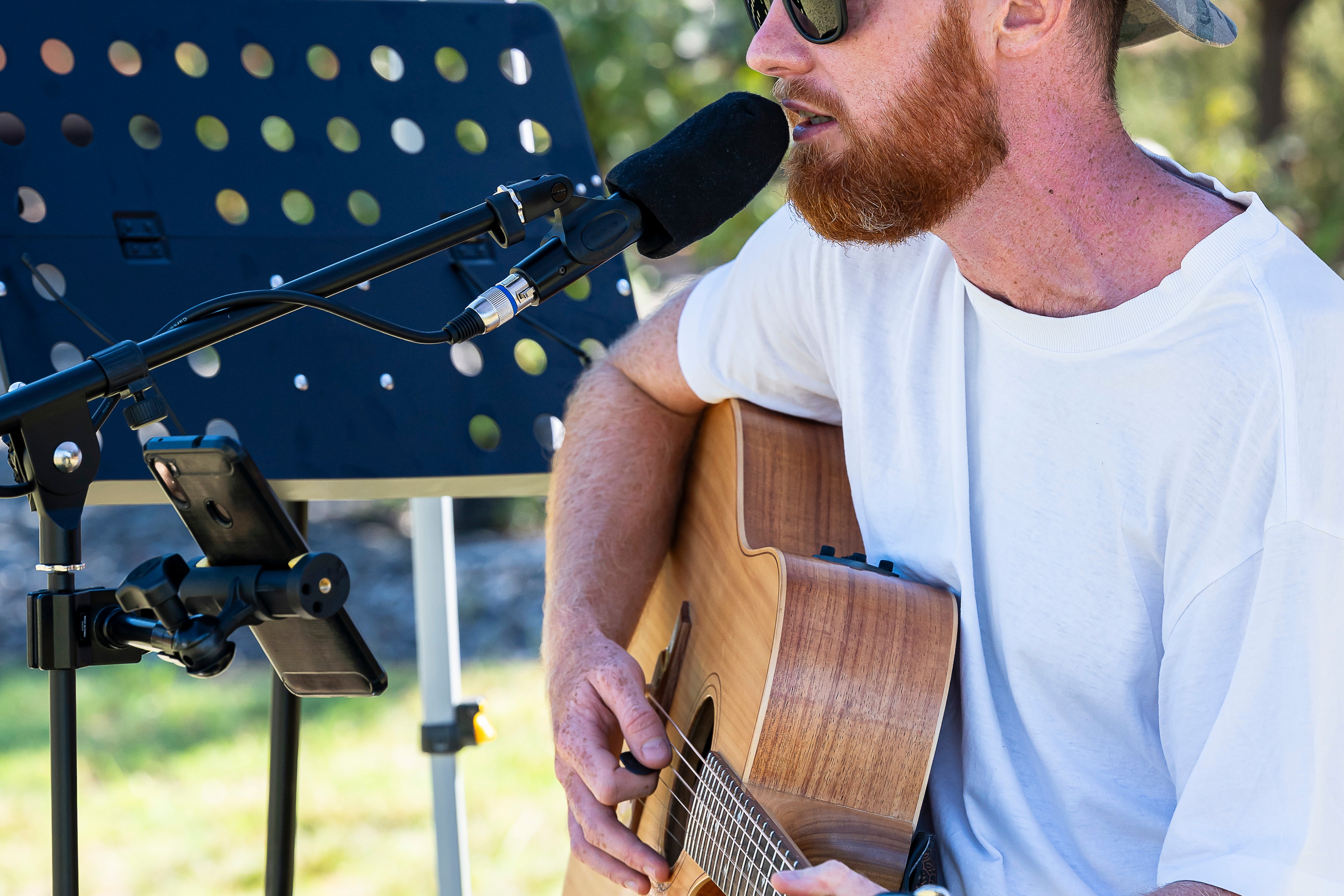 Giffo, acoustic guitar and singer solo in Perth