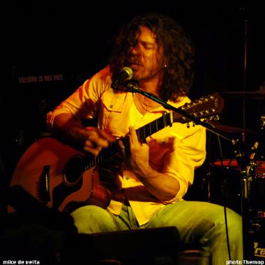 Mike de Velta, acoustic guitar and singer solo in Perth, photo 2