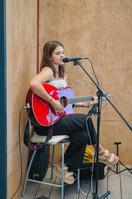 Zoe Manson, singer in Perth