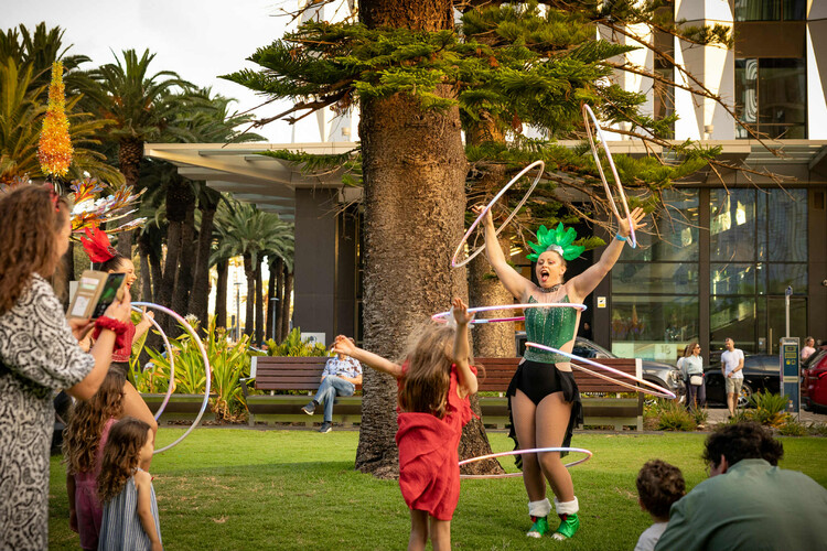 So Circus, juggler in Perth, photo 3