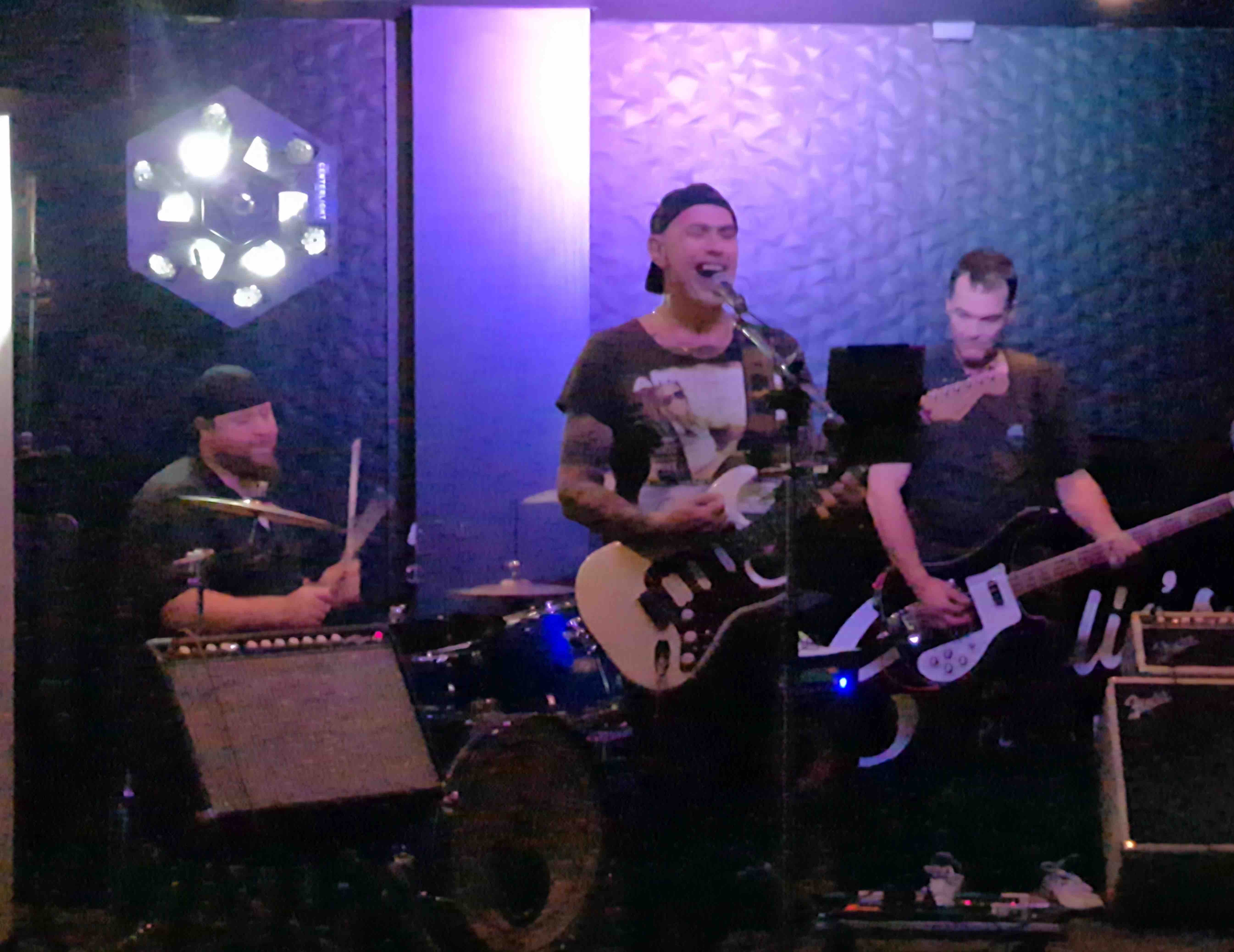 Sunset Hooligans, cover band in Perth, photo 2