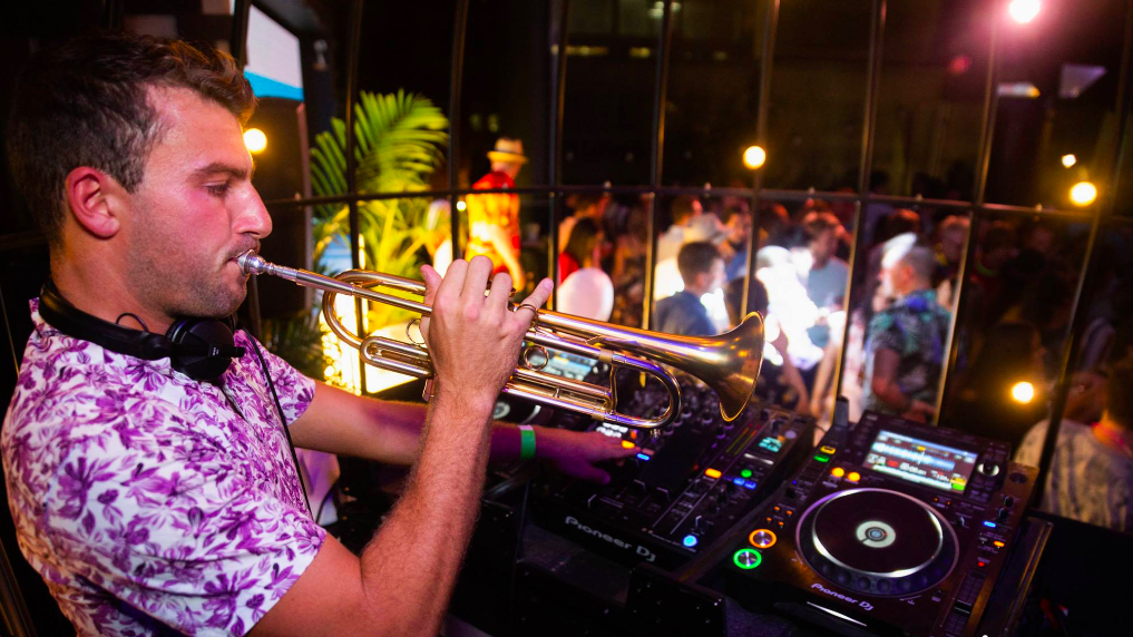 DJ Sam T / Live Horn Player, live in Perth
