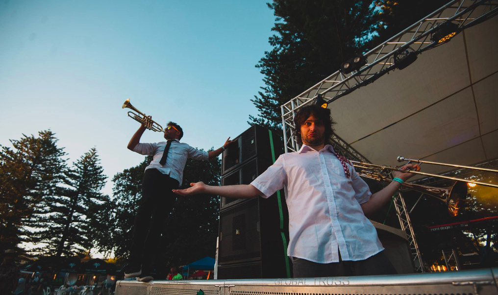 DJ Sam T / Live Horn Player, live in Perth, photo 3