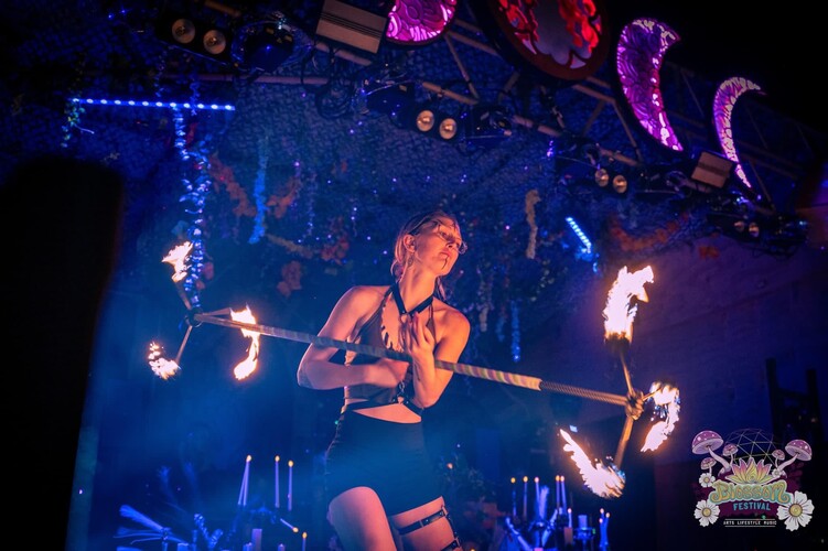 Chooks on Fire, fire performer in Perth, photo 3
