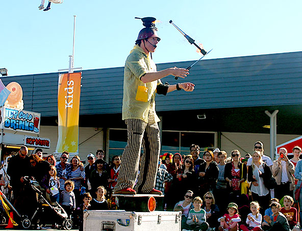Captain Quirk, stilt walker in Perth, photo 2