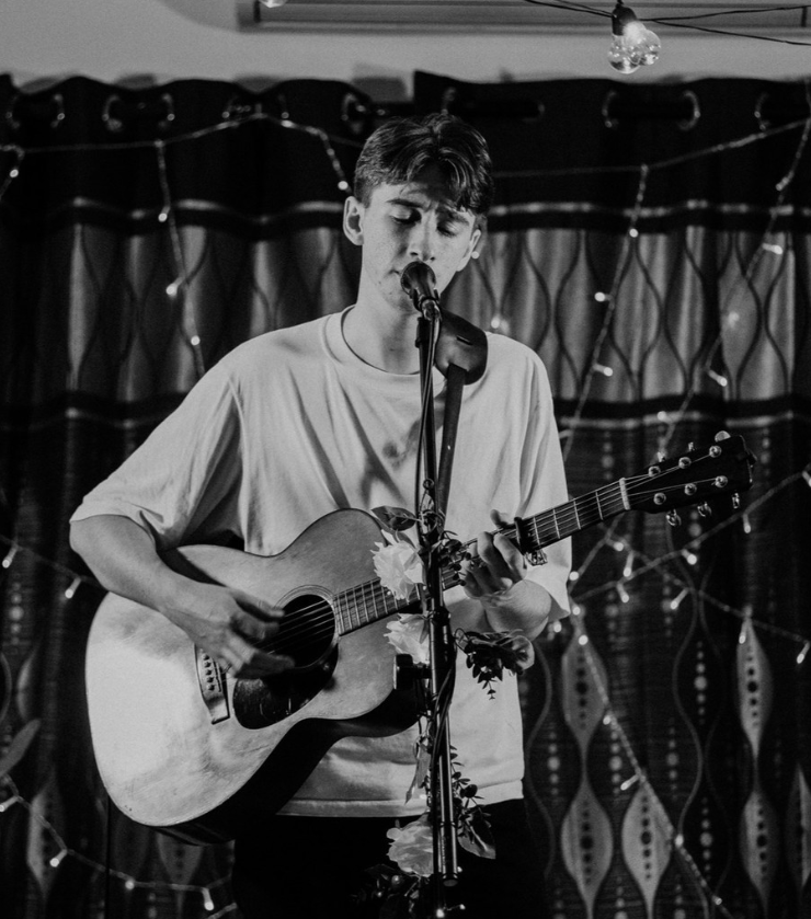 Luca Bonini, singer-songwriter in Perth