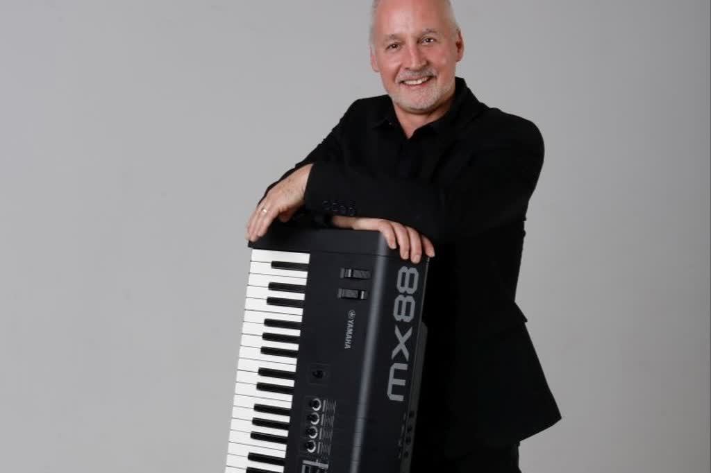 Robert Graham, pianist in Perth, photo 2