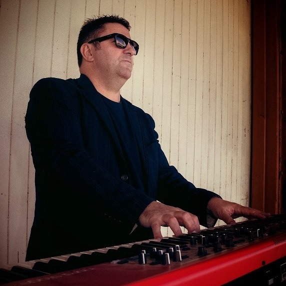 Stu Johns Music, pianist and singer solo in Perth