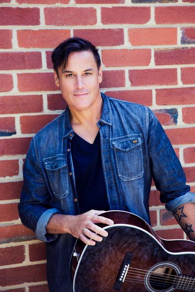 Steve Simmons, singer in Perth