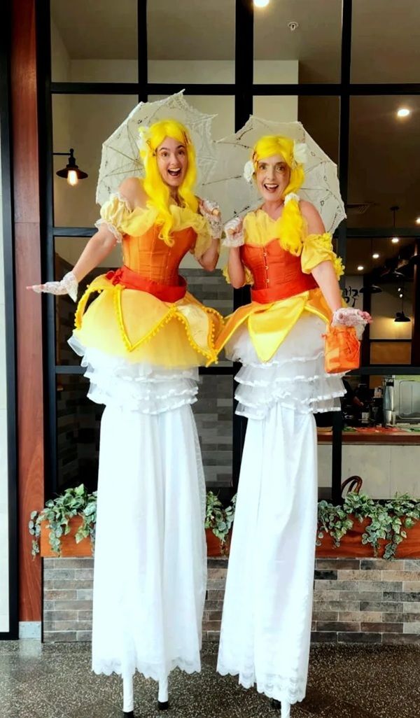 Daffodils, stilt walker in Perth, photo 2