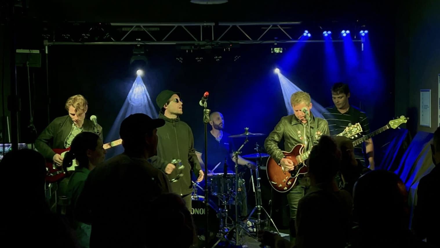 Oasis V Blur, tribute band in Perth, photo 3