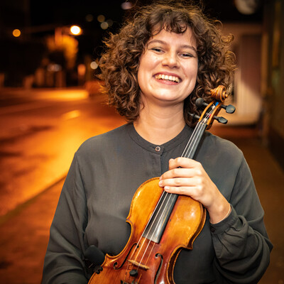 Yana, violinist in Perth, photo 2
