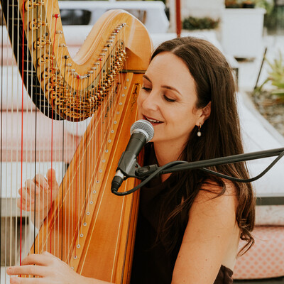 Loni Fitzpatrick, harp player in Port Douglas, photo 2