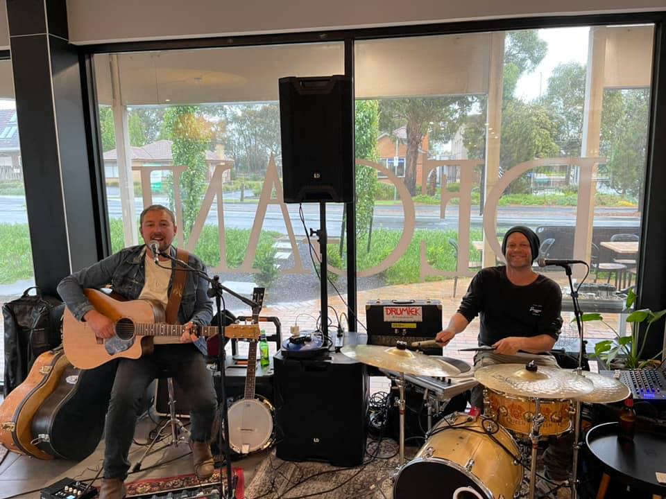 Trist & Hodge, musical duo in Safety Beach