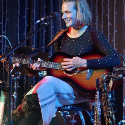 Misty Elliss, folk singer in Secret Harbour, photo 2