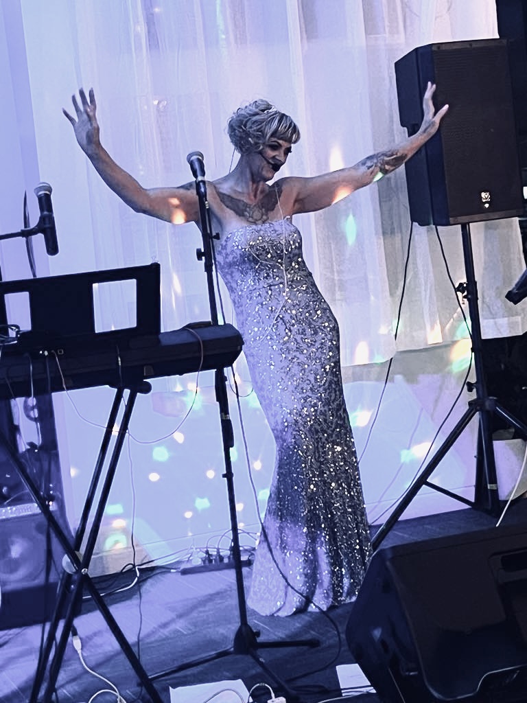 Cie Chelle, singer in South Coast