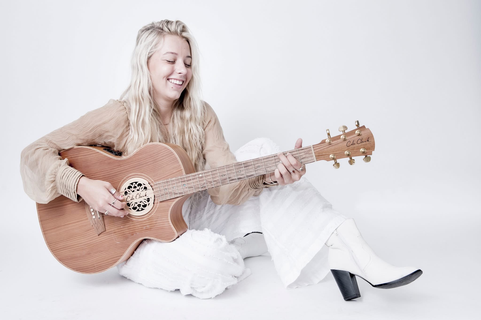 Sari Abbott, country singer in Sunshine Coast