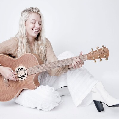 Sari Abbott, country singer in Sunshine Coast, photo 2
